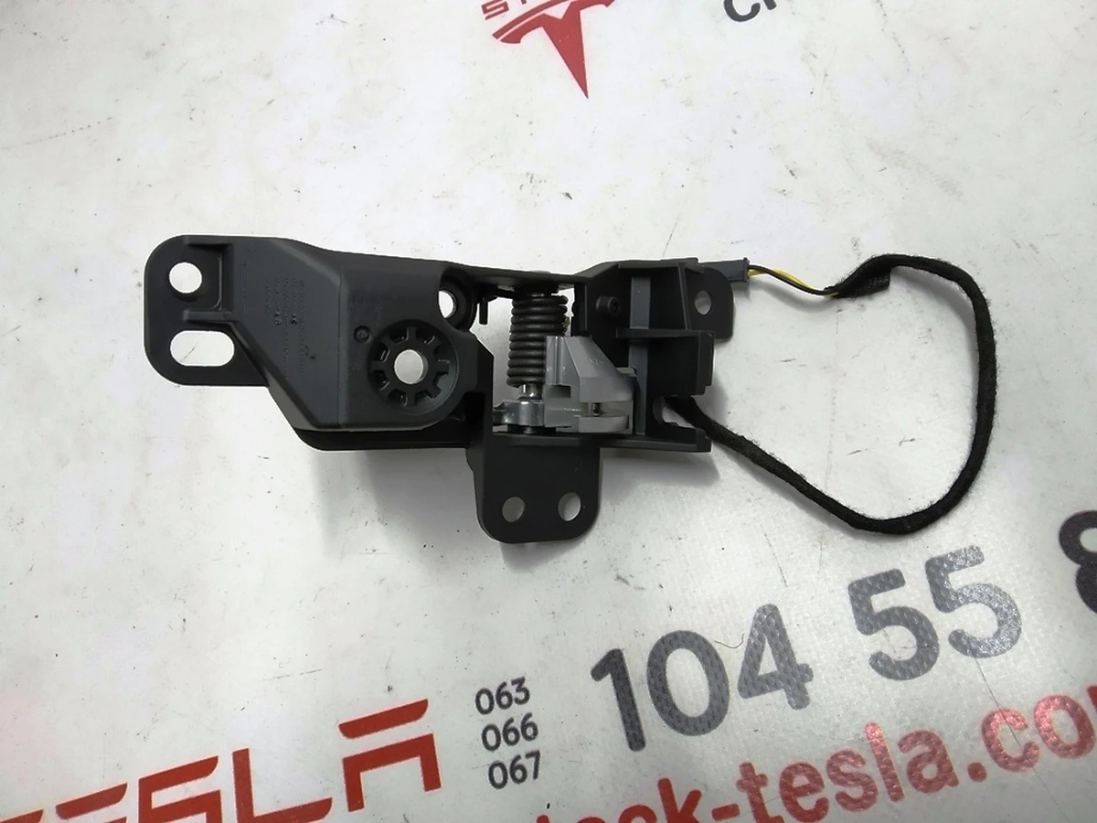 1 Ручка открытия двери внутренняя передняя левая в сборе Tesla model X 1047631-00-B