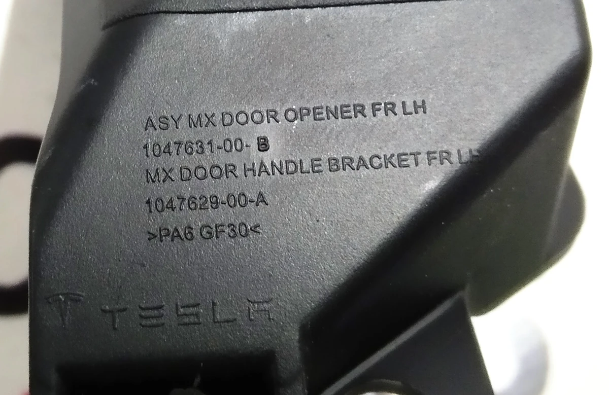 1 Ручка открытия двери внутренняя передняя левая в сборе Tesla model X 1047631-00-B