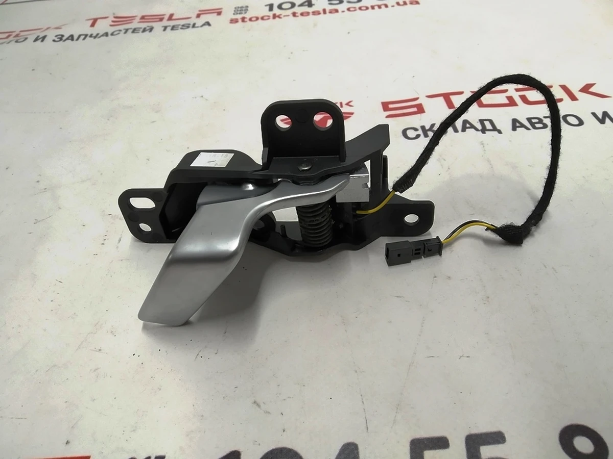 1 Ручка открытия двери внутренняя передняя левая в сборе Tesla model X 1047631-00-B