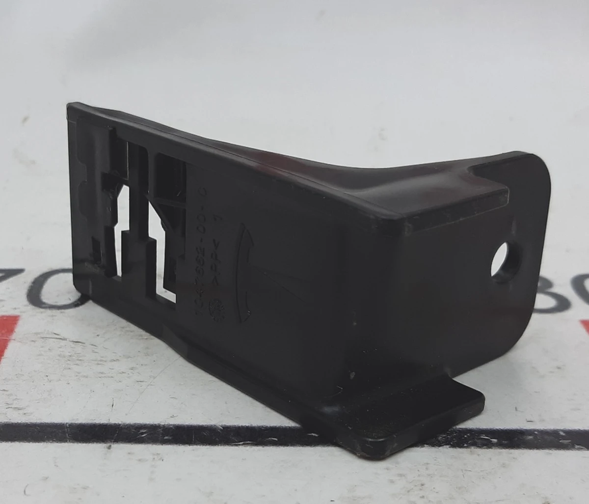 3 Кронштейн электропроводки левой правой шахты Tesla model X 1047662-00-C