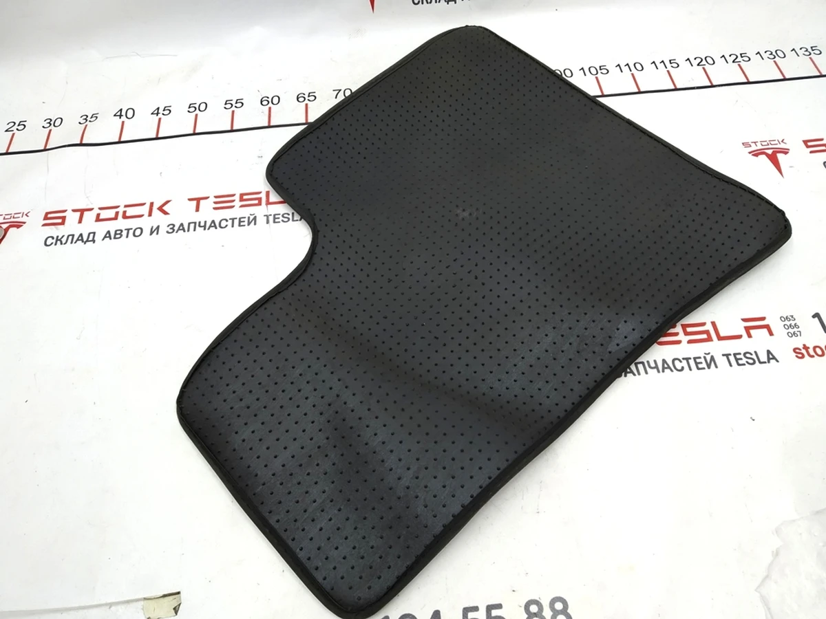 5 Rubberized driver's seat mat for the first row of seats Tesla model S, model S REST 1047686-00-B