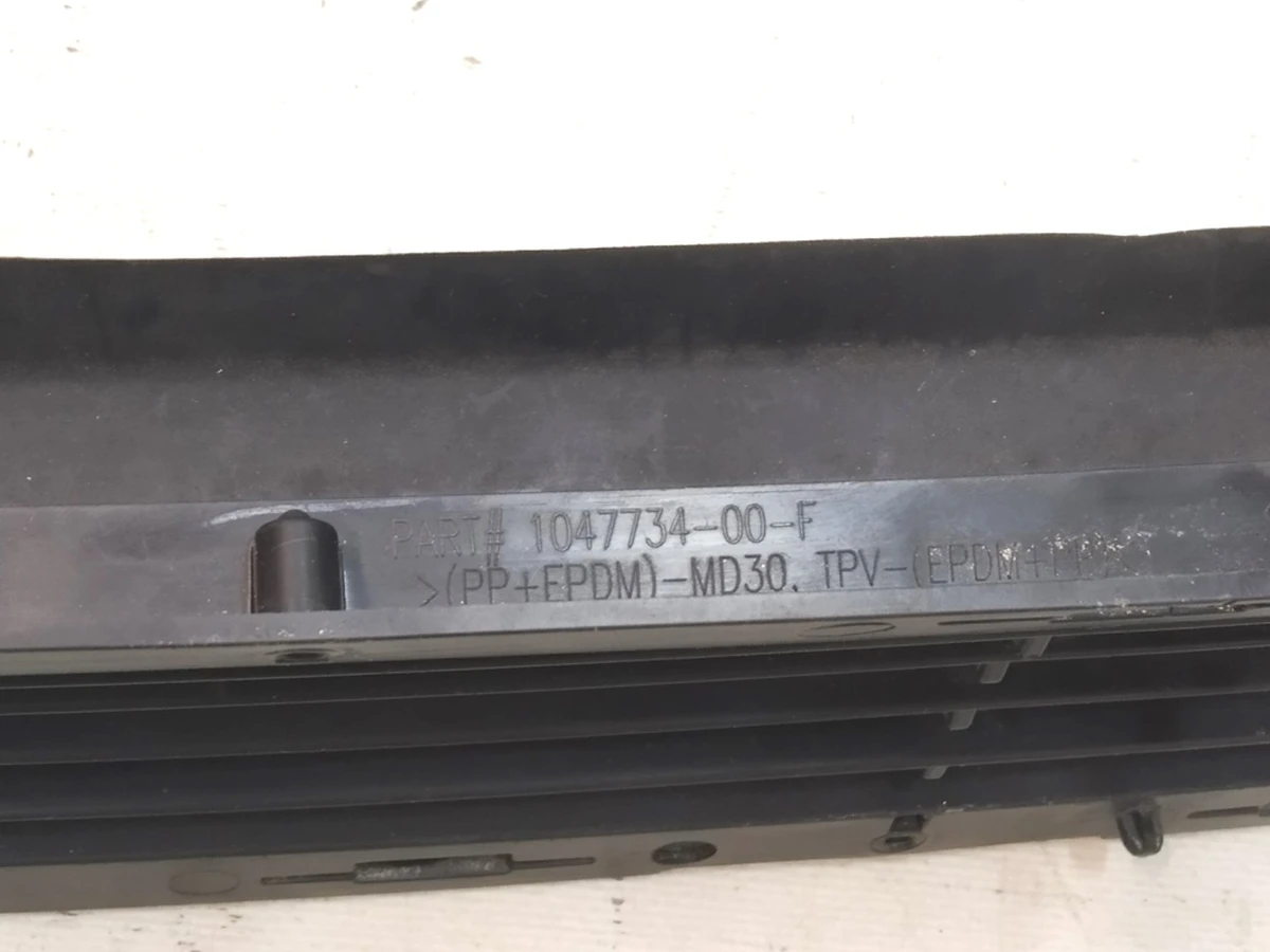12 Решётка бампера нижняя передняя (повреждение) Tesla Model X 1047734-00-F