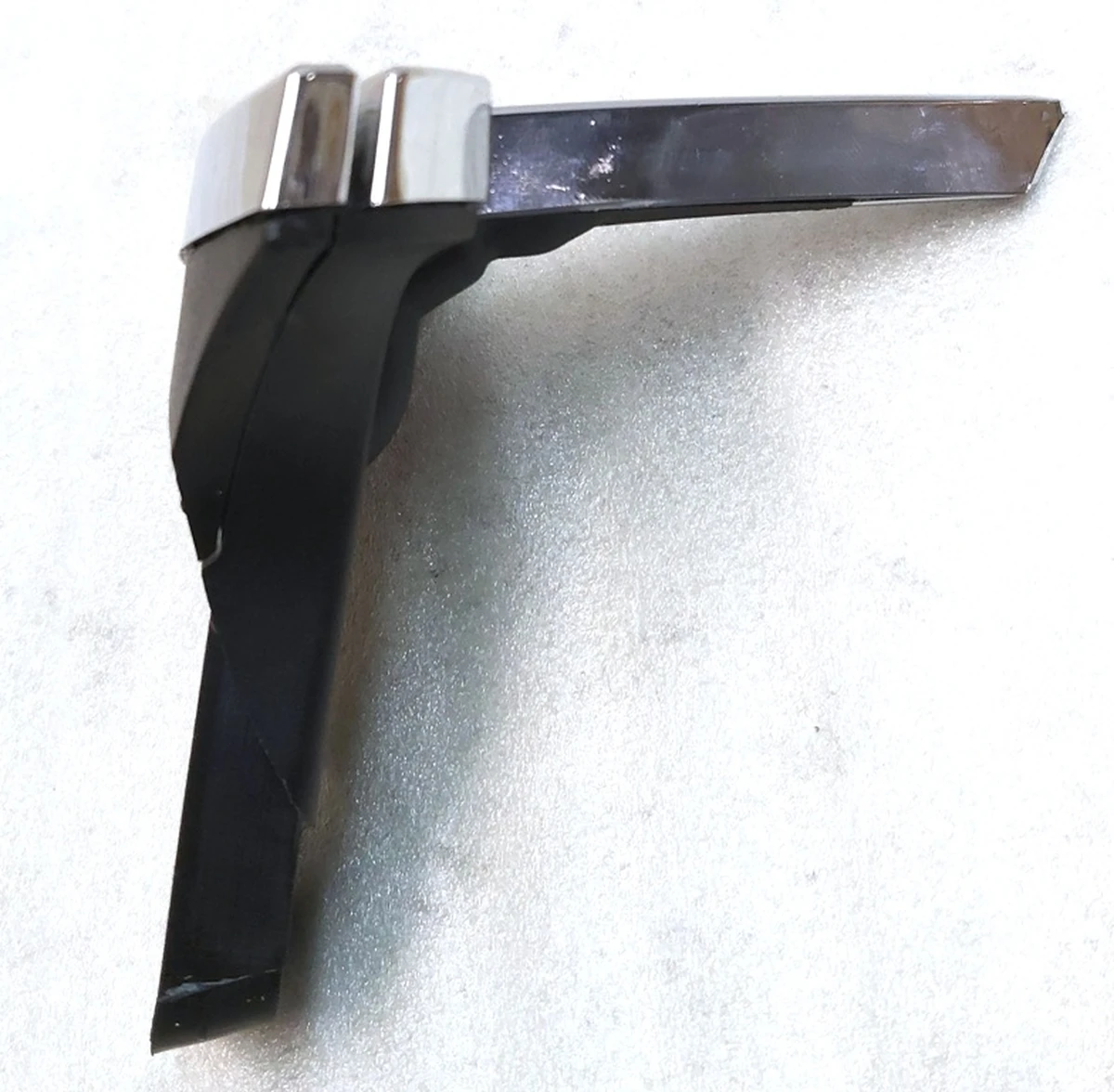 10 Знак "Т" переднього бампера Tesla model X 1047884-00-E