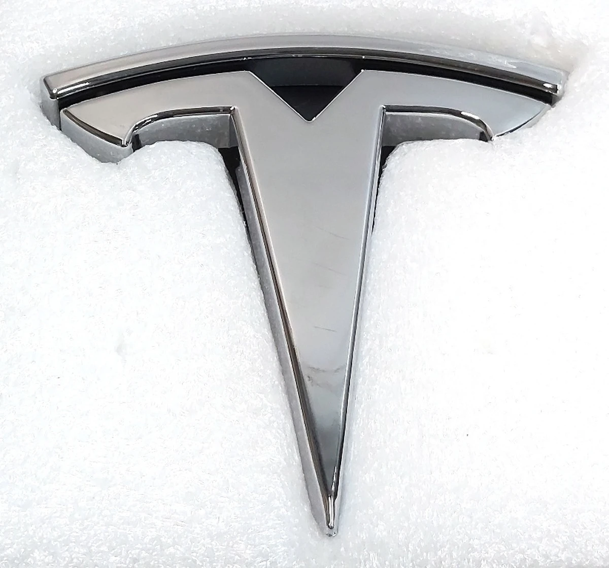 10 Знак "Т" переднього бампера Tesla model X 1047884-00-E