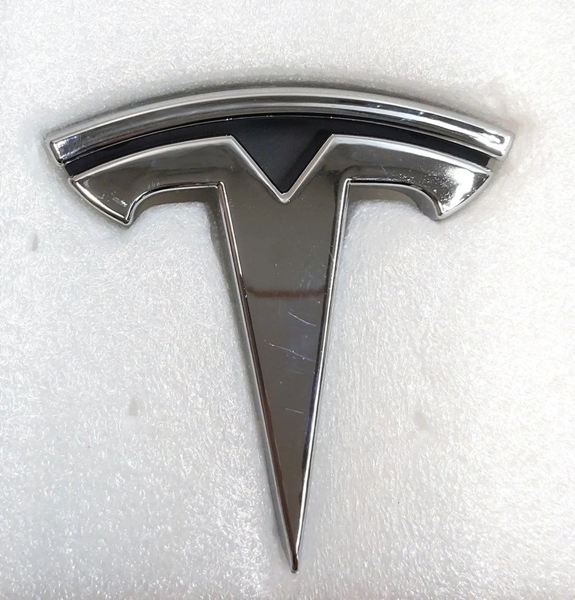 10 Знак "Т" переднього бампера Tesla model X 1047884-00-E