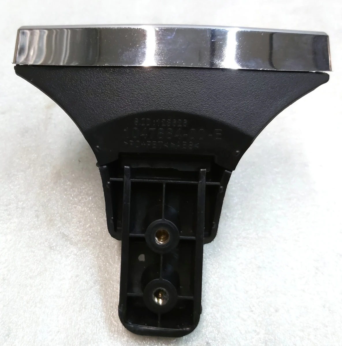 10 Знак "Т" переднього бампера Tesla model X 1047884-00-E