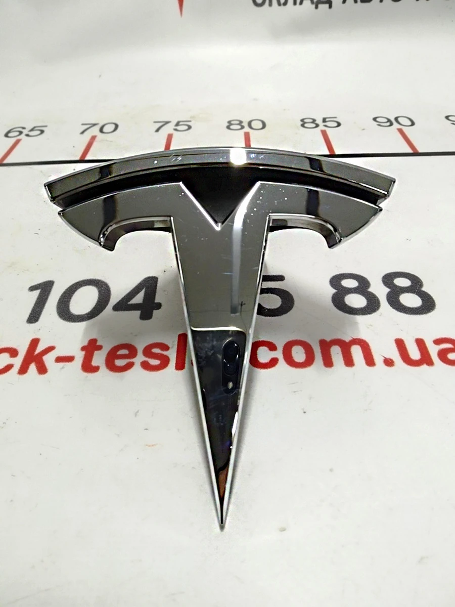 10 Знак "Т" переднього бампера Tesla Model X 1047884-00-E