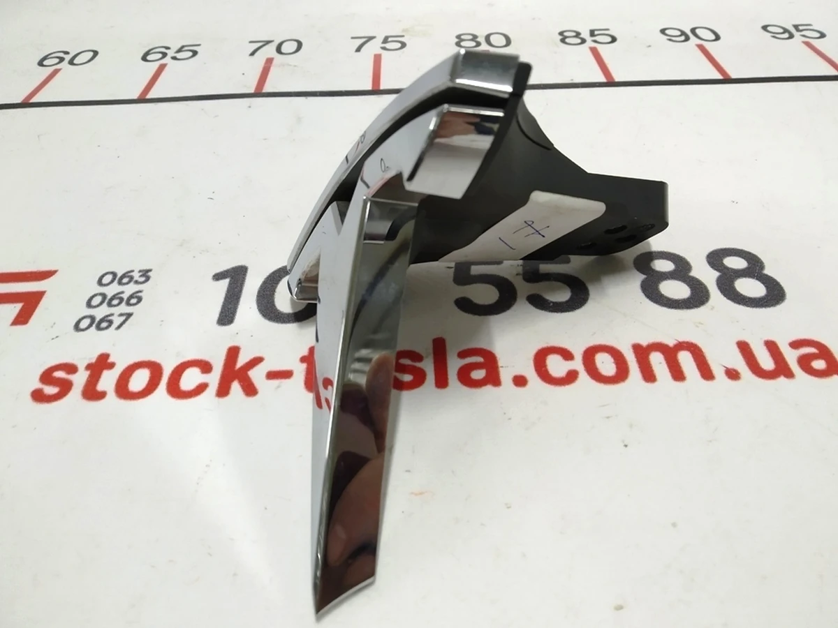10 Знак "Т" переднього бампера Tesla Model X 1047884-00-E