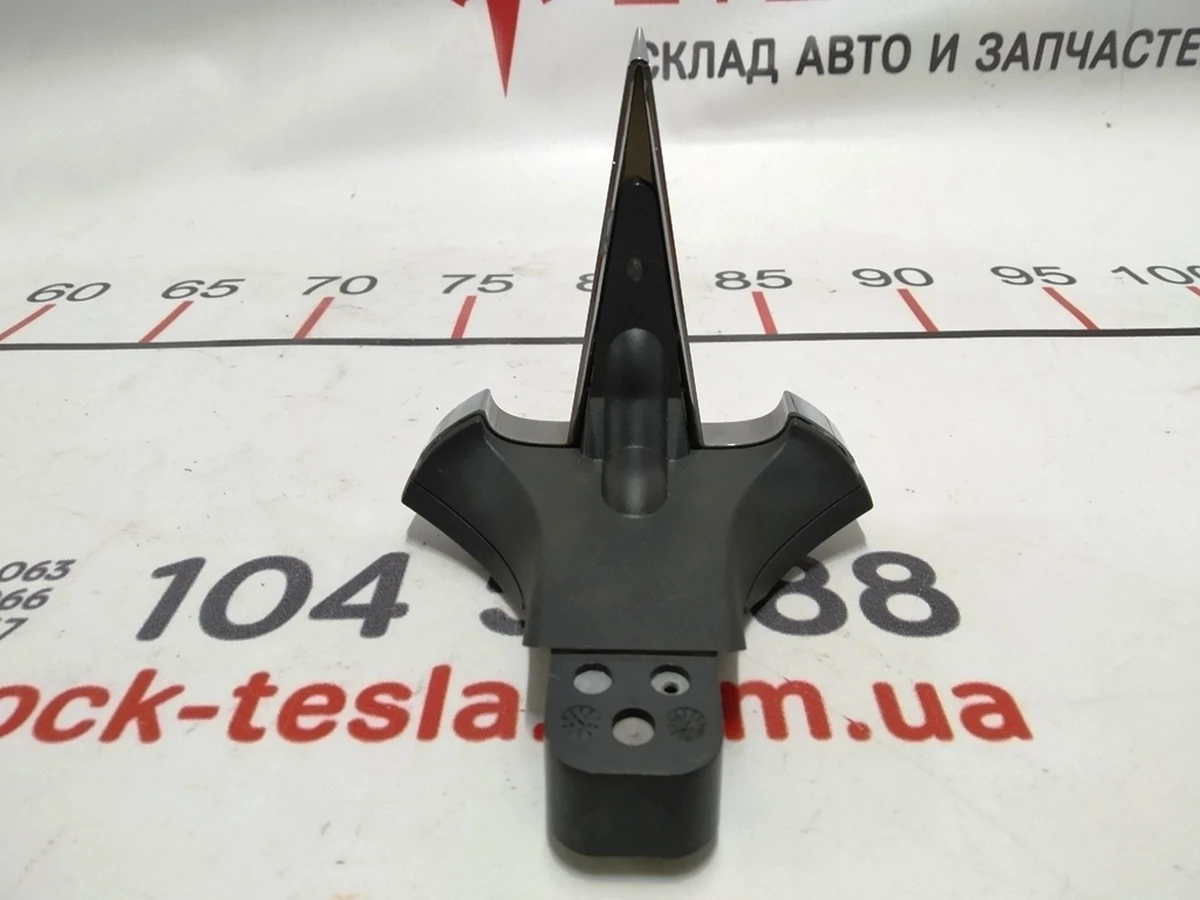 10 Знак "Т" переднього бампера Tesla Model X 1047884-00-E