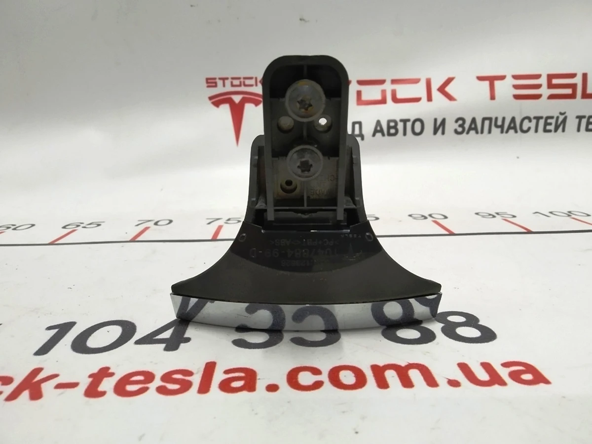 10 Знак "Т" переднього бампера Tesla Model X 1047884-00-E