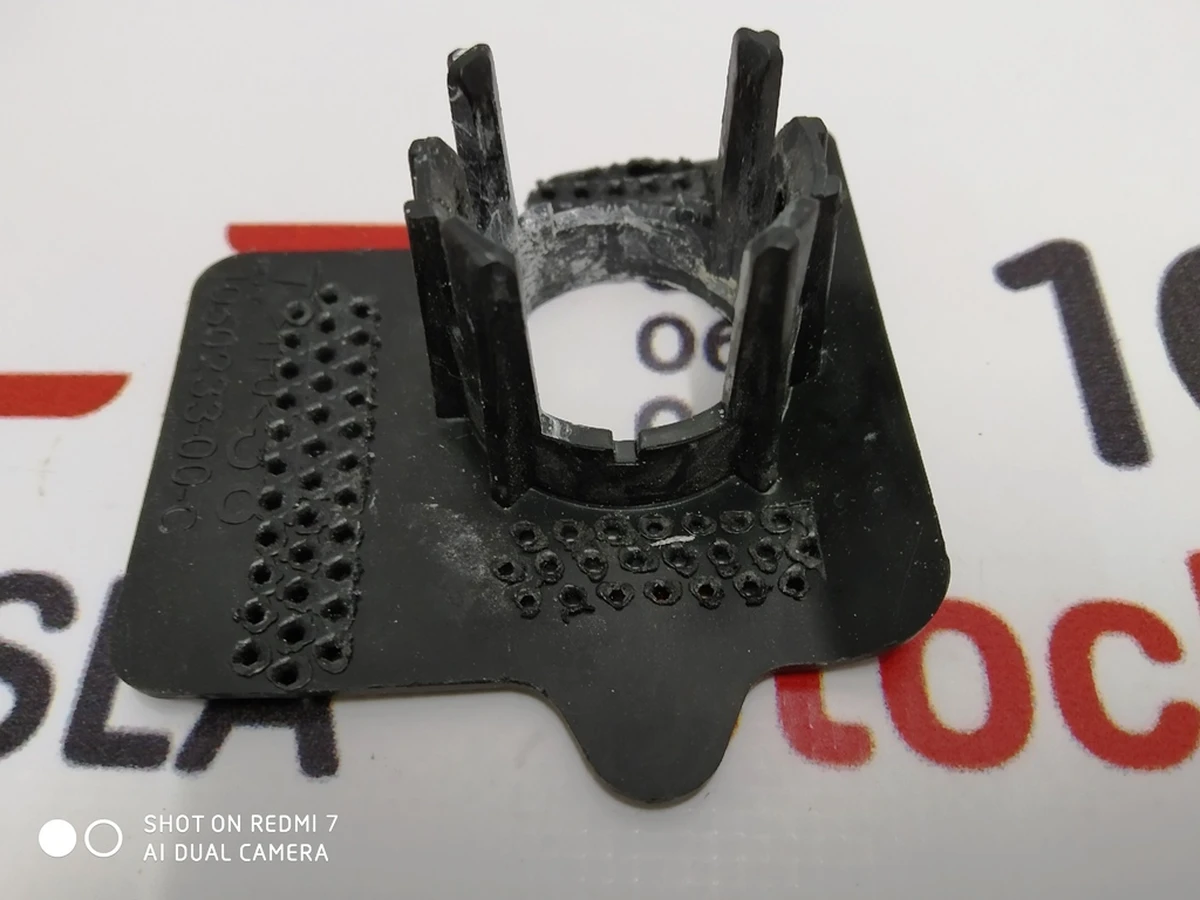 7 Mounting bracket for parking sensors S7 Tesla model S 1048522-00-B