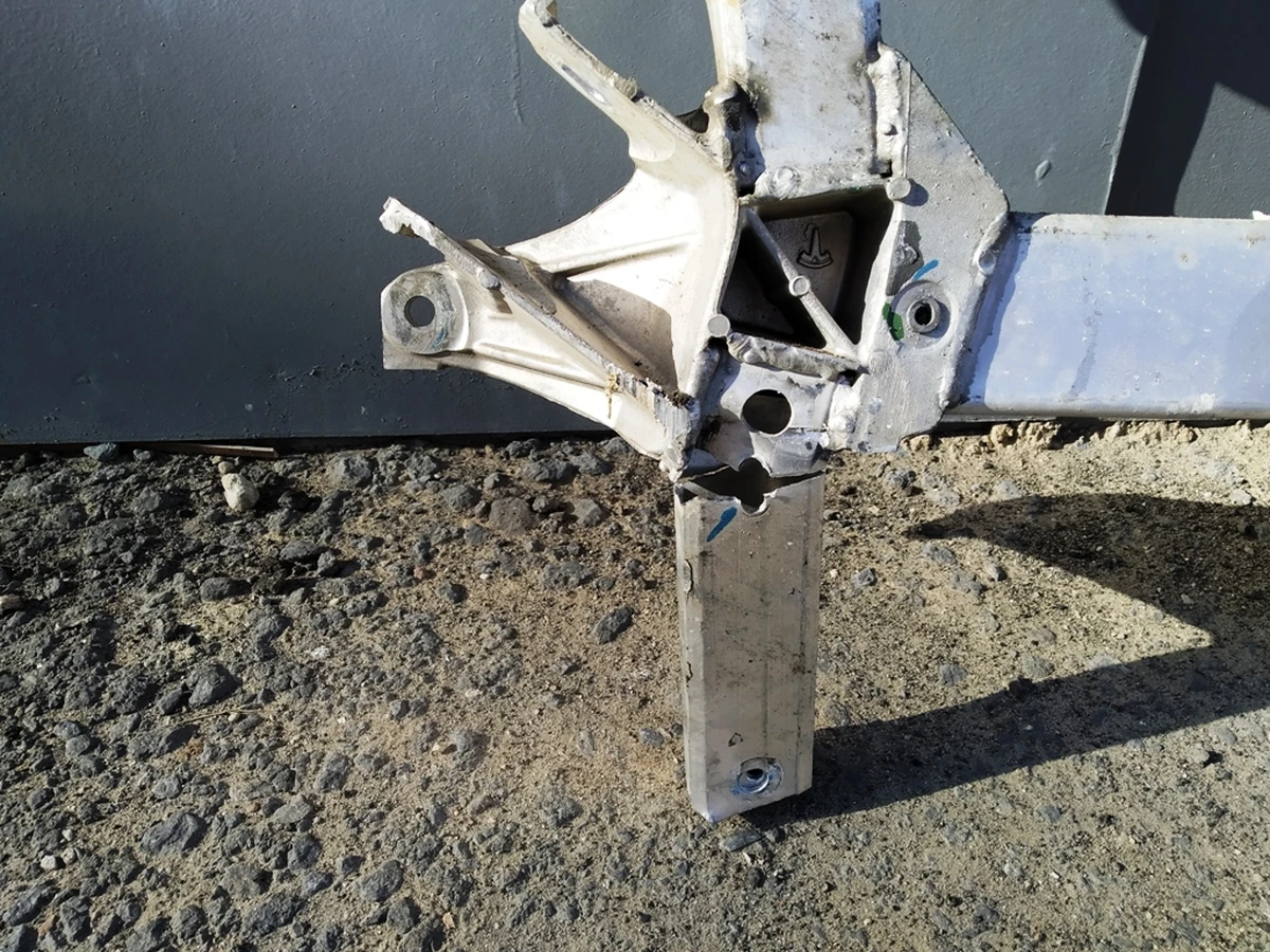 1 Front subframe (damaged) Tesla model X 1027516-00-E