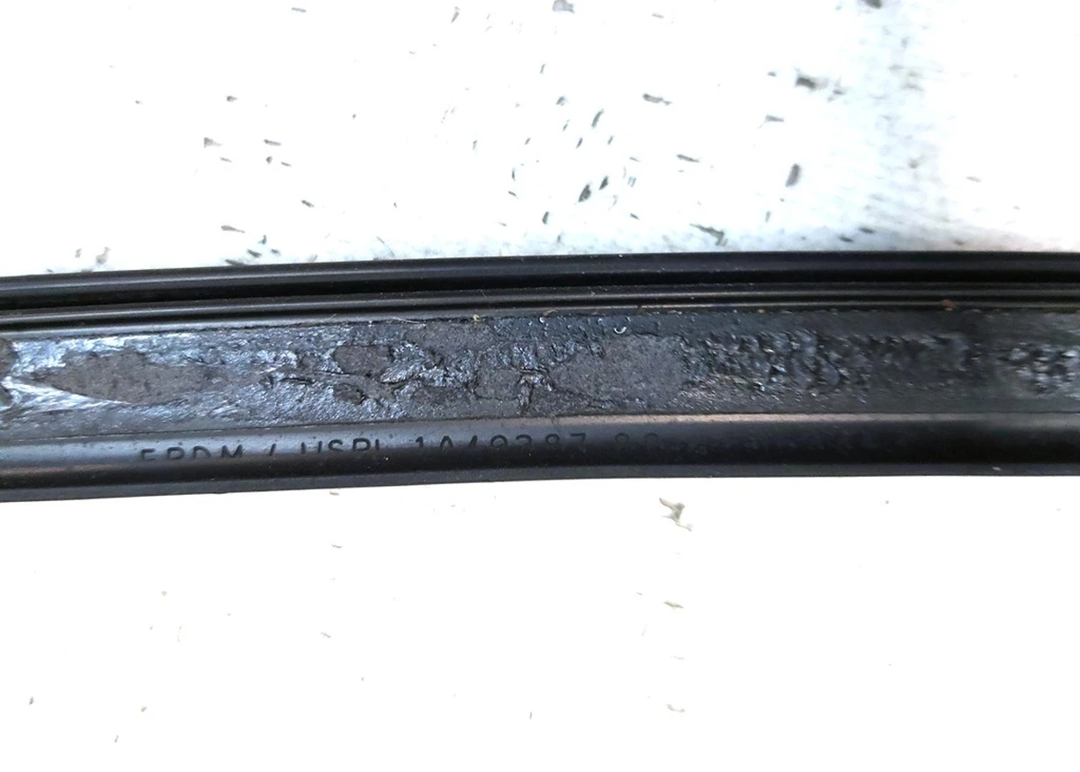 1 Уплотнитель верхней панели двери задней левой Tesla model X 1483697-00-B