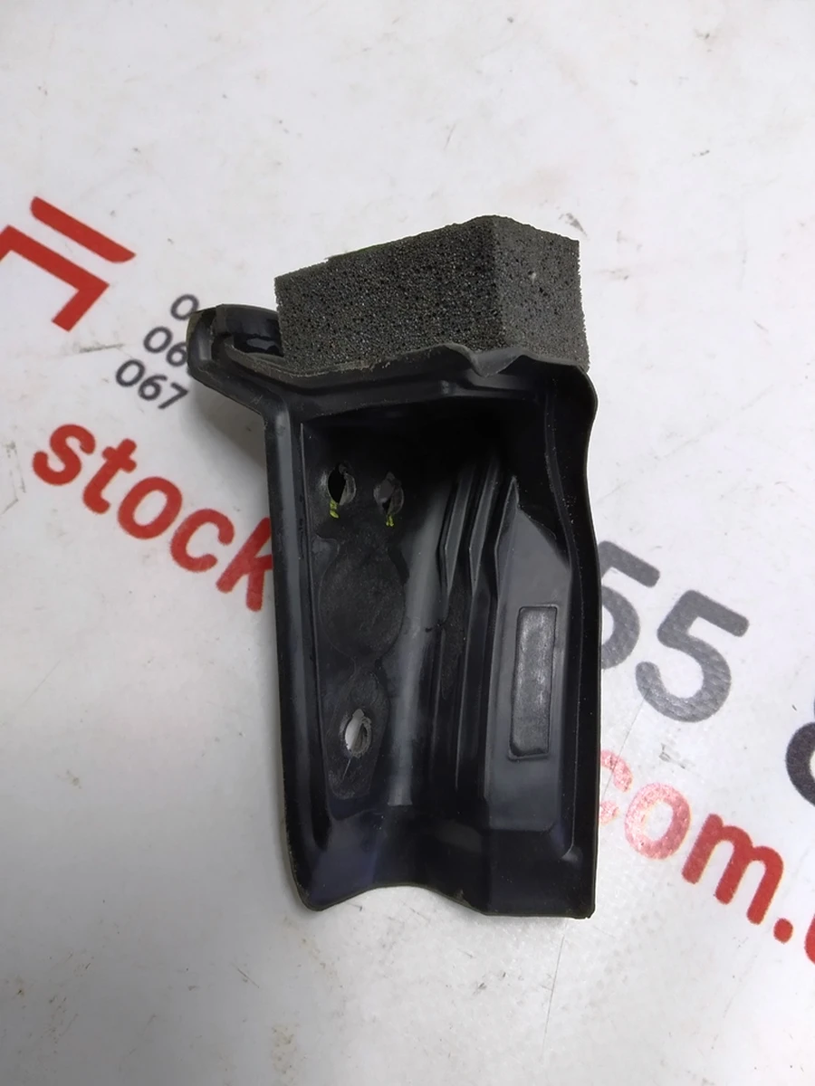 Ущільнювач верхній передній кутовий двері задньої правої Tesla model X 1049420-00-D