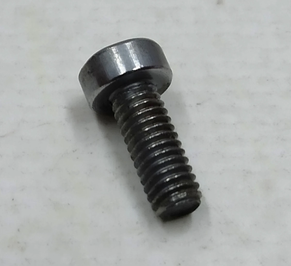 Screw for fixing the rear corner door seal Tesla model X 1049422-00-E