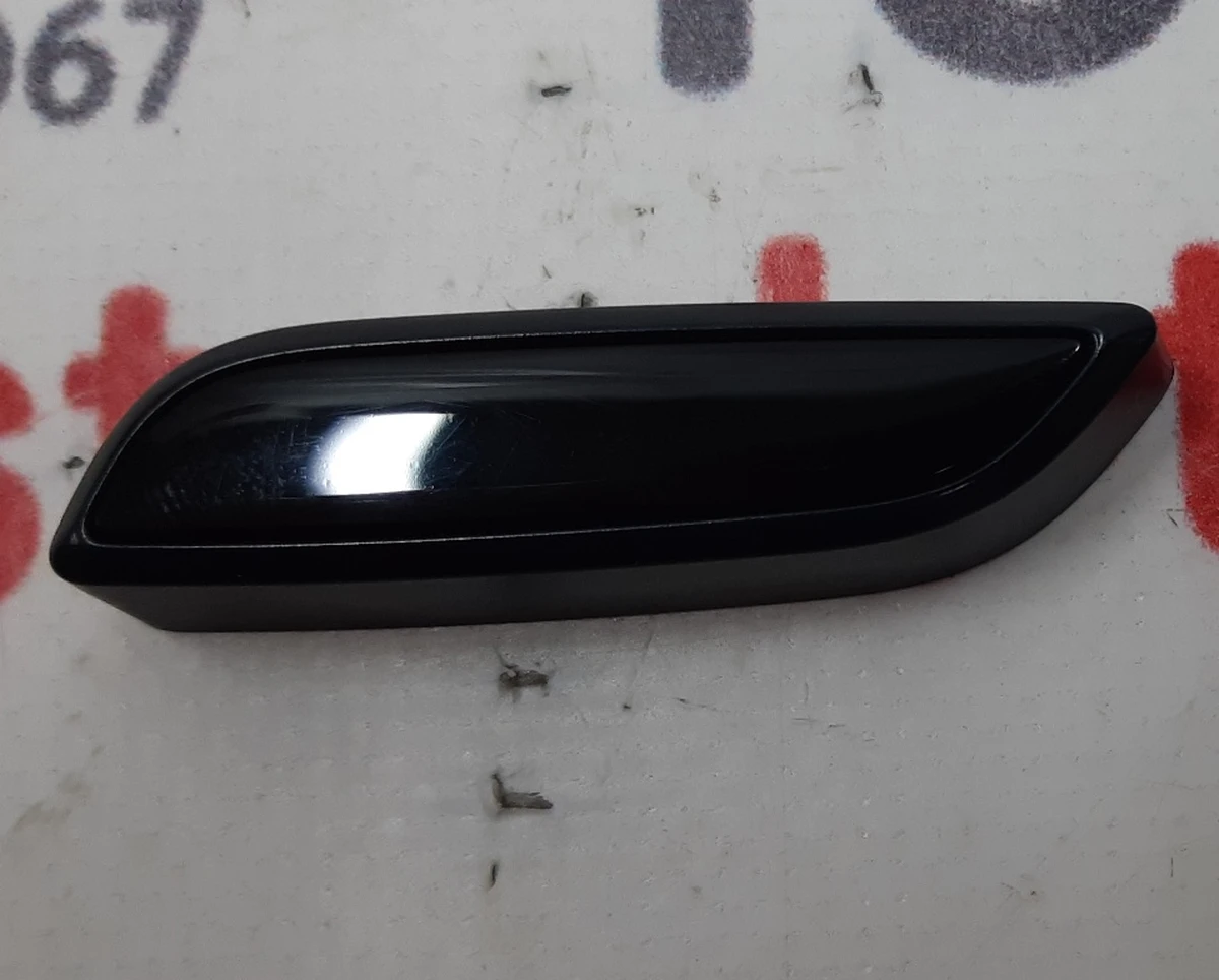 3 Кнопка регулювання (глянець) положення нижньої частини пасажирського сидіння Tesla Model S REST, Model X 1049540-00-B