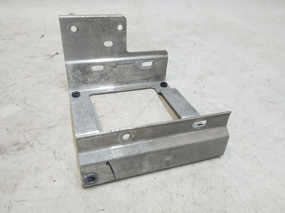 2 Кронштейн крепления блока аудио и усилителя аудио Tesla model X 1049595-00-B