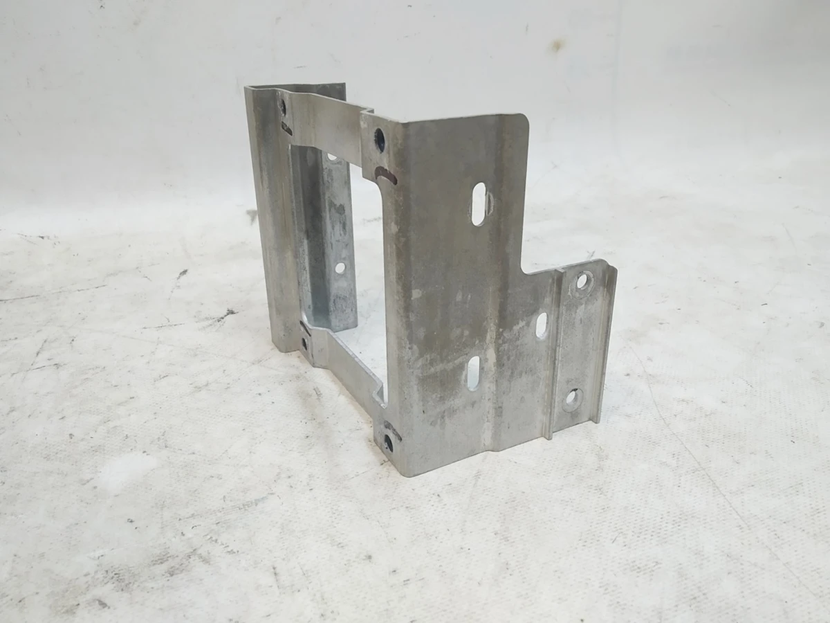 2 Кронштейн крепления блока аудио и усилителя аудио Tesla model X 1049595-00-B