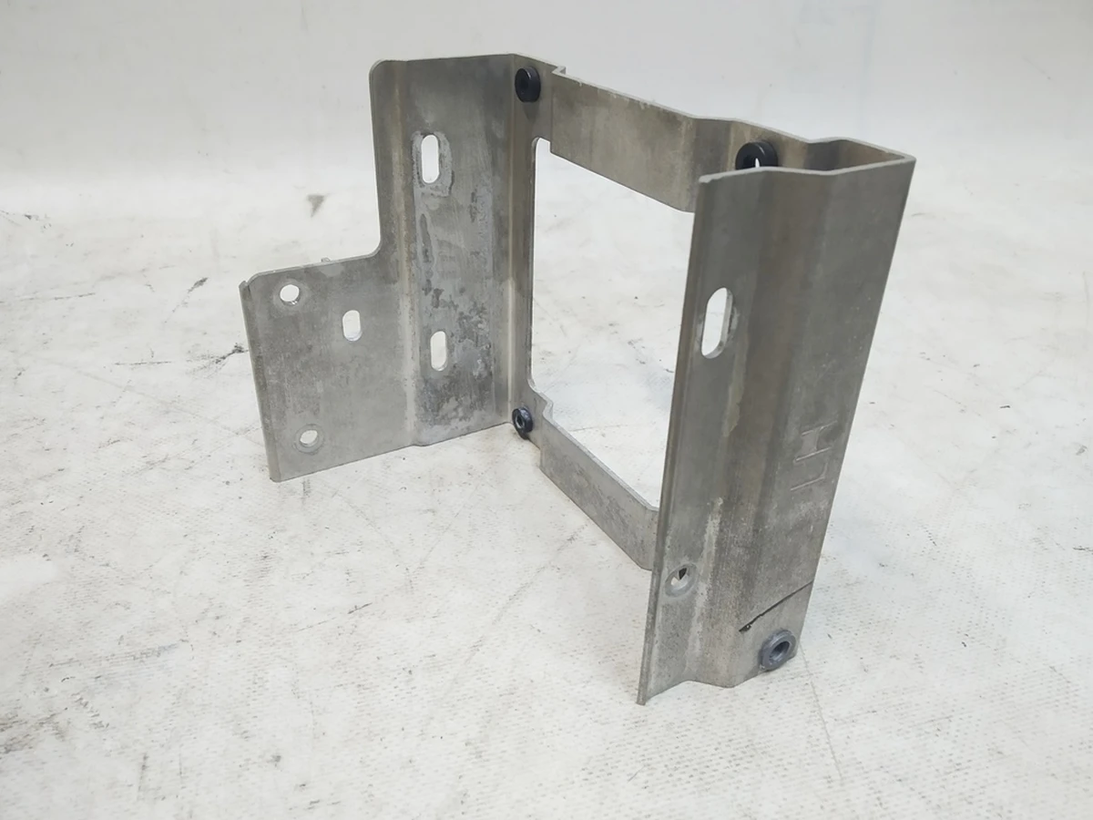 2 Кронштейн крепления блока аудио и усилителя аудио Tesla model X 1049595-00-B