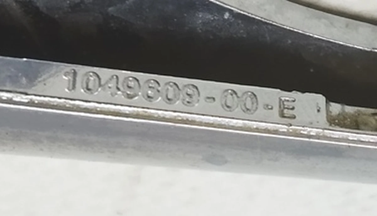 19 Накладка люверса верхня ліва хром (пошкодження) Tesla Model X 1049609-00-F