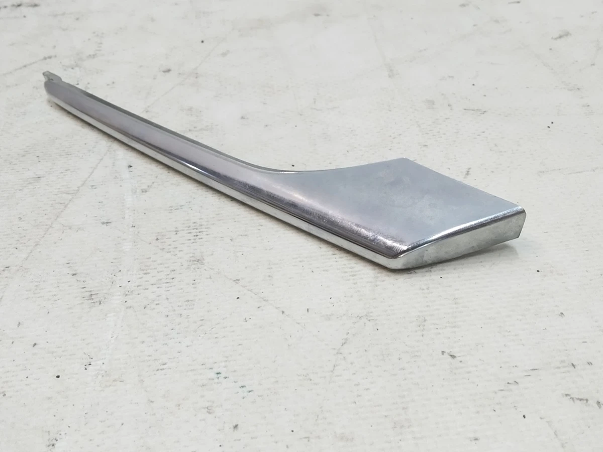 19 Накладка люверса верхня ліва хром (пошкодження) Tesla Model X 1049609-00-F