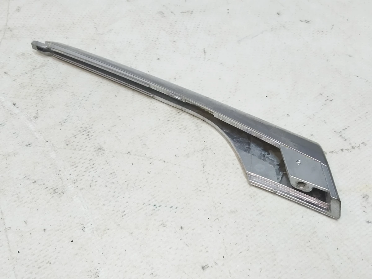 19 Накладка люверса верхня ліва хром (пошкодження) Tesla Model X 1049609-00-F