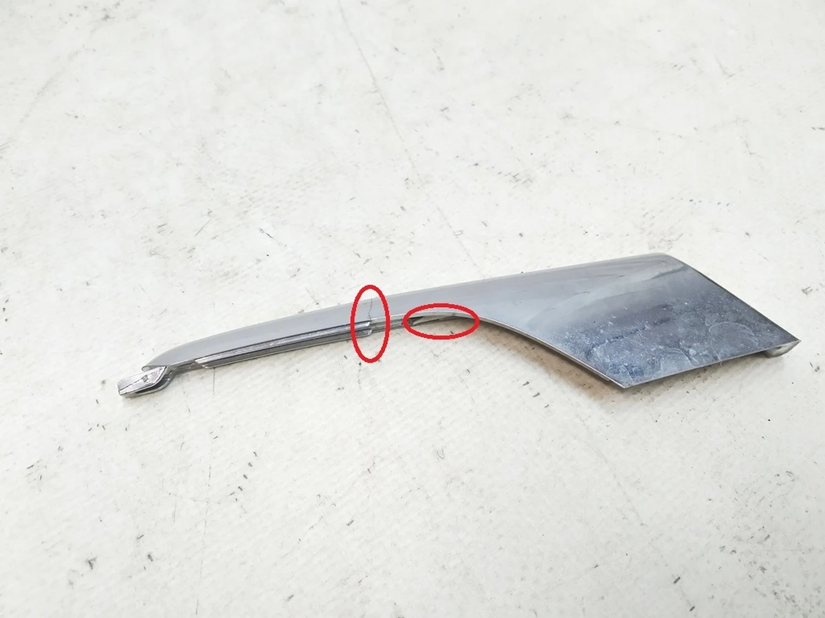 21 Накладка люверса нижняя левая хром с повреждением Tesla Model X 1049611-00-F