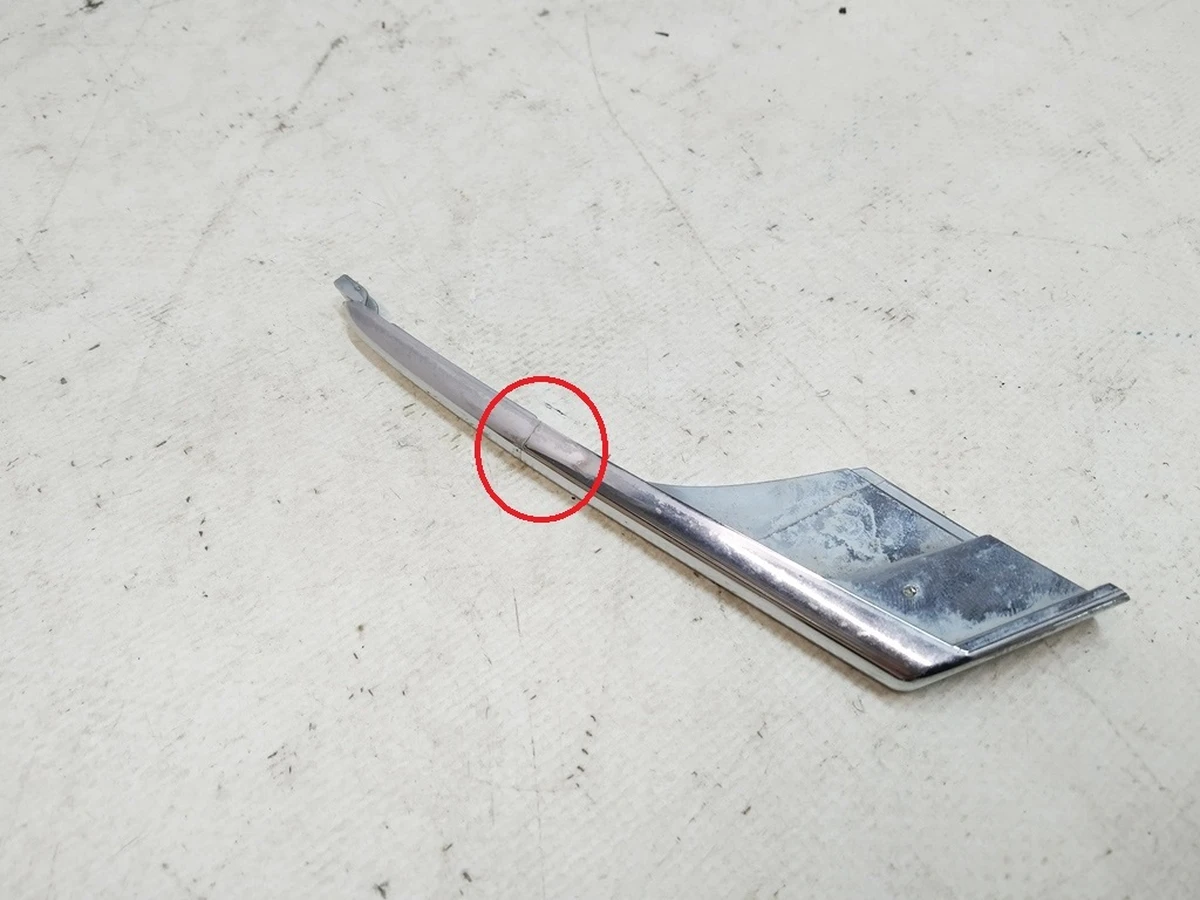 21 Накладка люверса нижняя левая хром с повреждением Tesla Model X 1049611-00-F