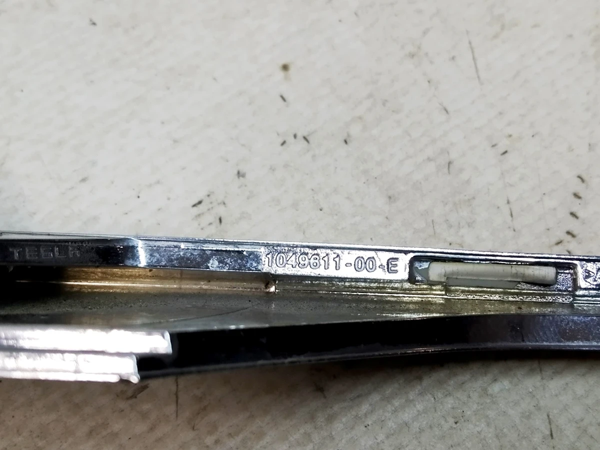 21 Накладка люверса нижняя левая хром с повреждением Tesla Model X 1049611-00-F