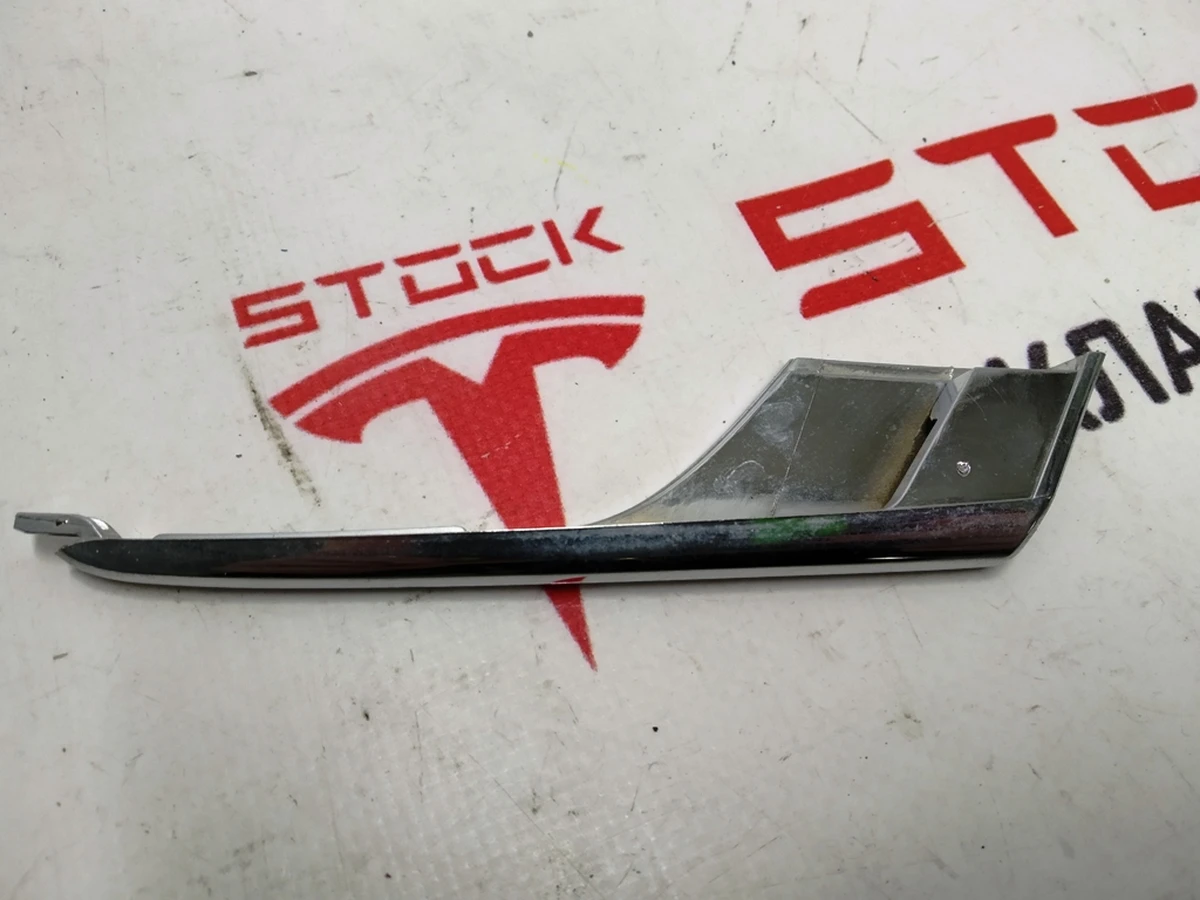 21 Накладка люверса нижня ліва хром Tesla Model X 1049611-00-F