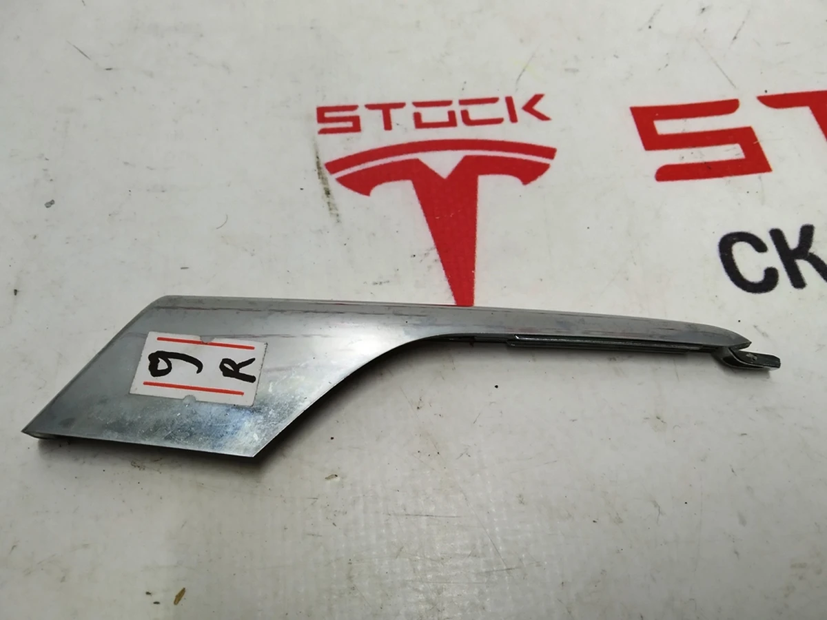 22 Накладка люверса нижняя правая хром Tesla Model X 1049612-00-F