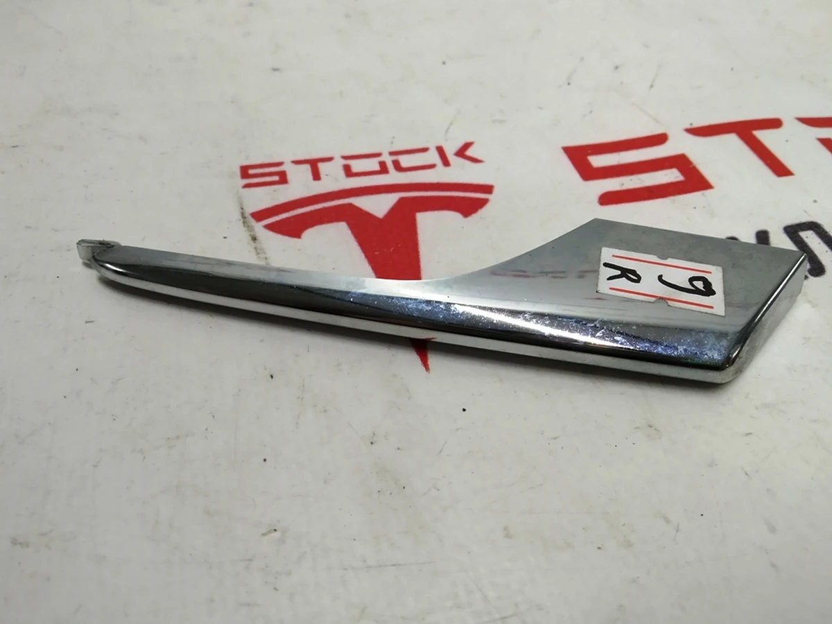 22 Накладка люверса нижняя правая хром Tesla Model X 1049612-00-F