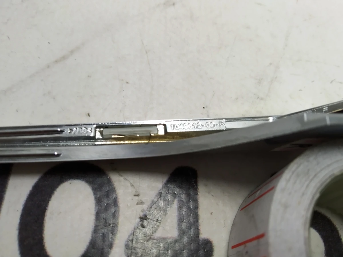 22 Накладка люверса нижняя правая хром Tesla Model X 1049612-00-F