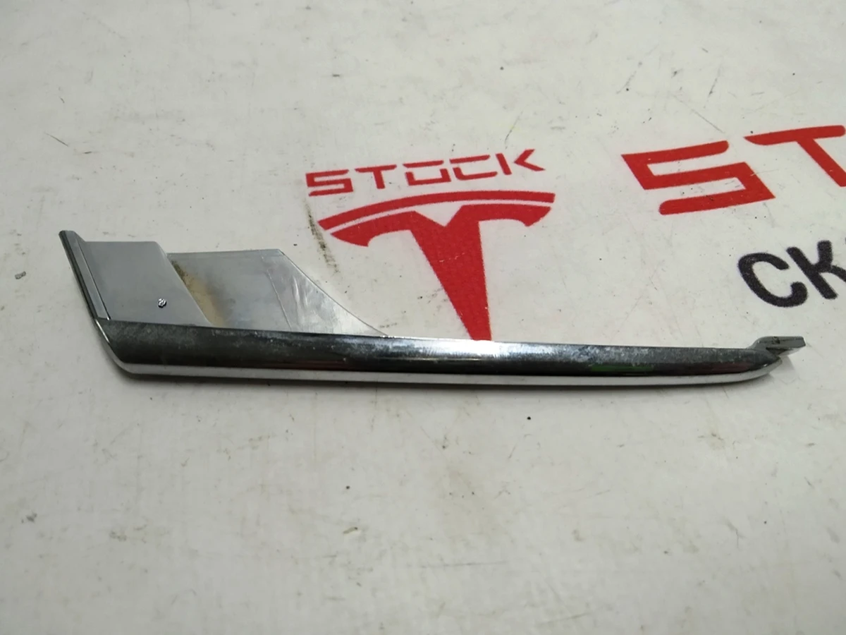 22 Накладка люверса нижняя правая хром Tesla Model X 1049612-00-F