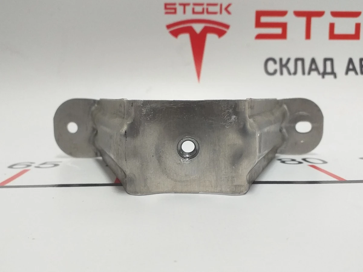 28 Кронштейн дифузора бампера заднього нижнього лівий Tesla Model X 1049739-00-G