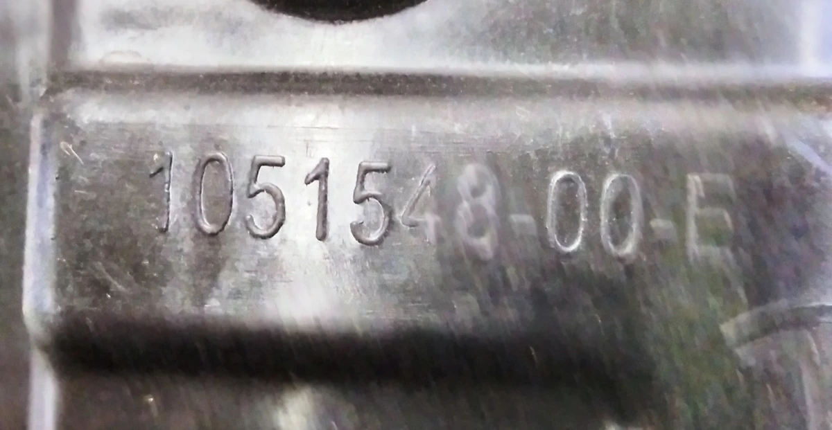 1 Кронштейн облицовки верхний стойки B задней левой двери с повреждением Tesla model X 1051548-00-E 1055048