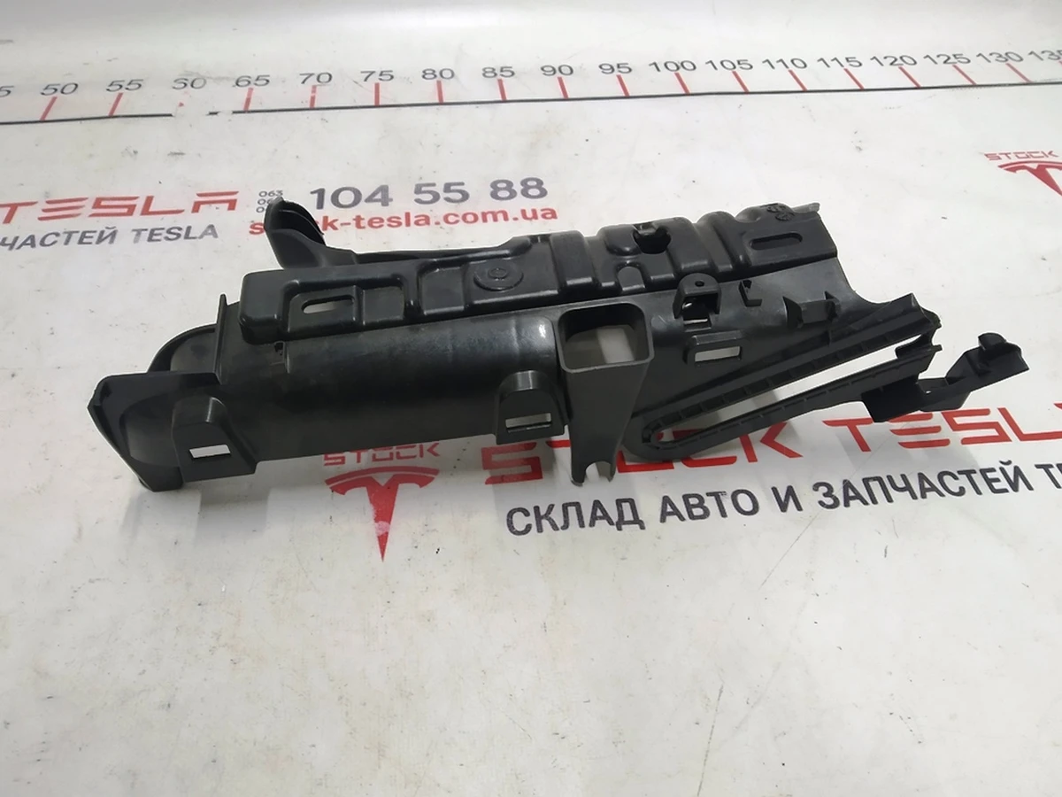 Кронштейн облицовки верхний стойки C задней левой двери Tesla Model X 1055050