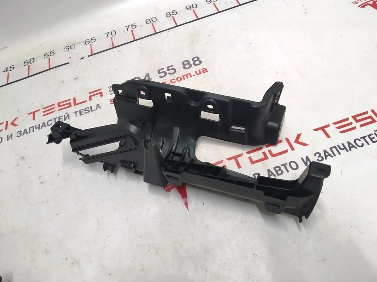 Кронштейн облицовки верхний стойки C задней левой двери Tesla Model X 1055050