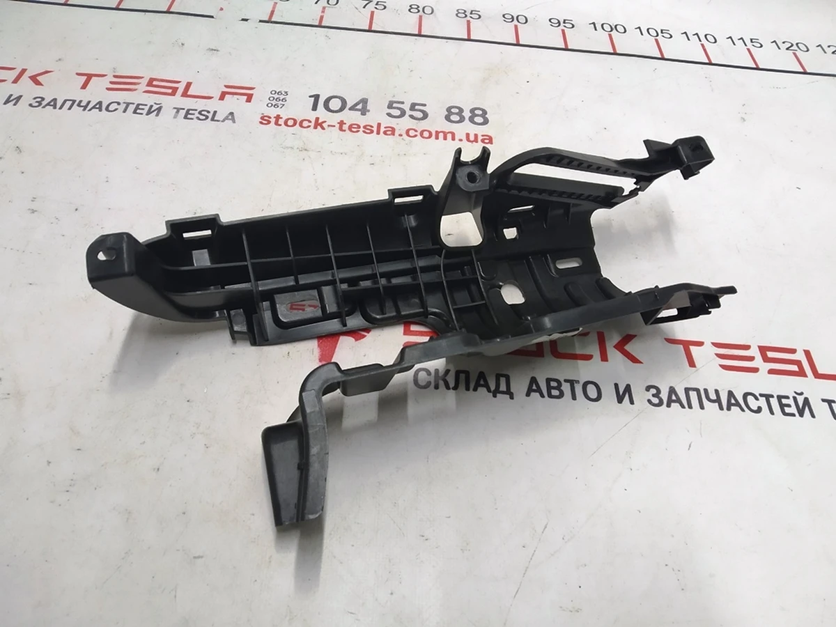 Кронштейн облицовки верхний стойки C задней левой двери Tesla Model X 1055050