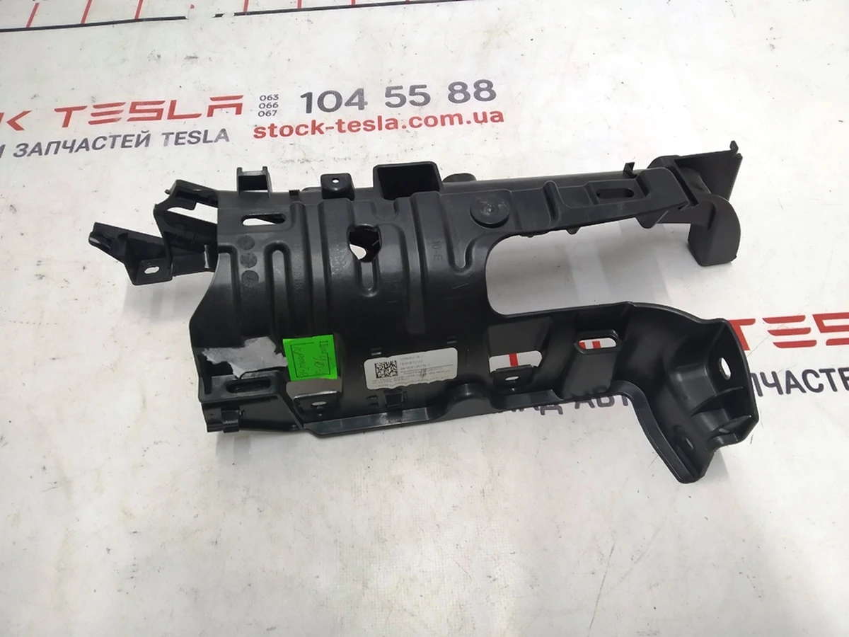4 Кронштейн облицовки верхний стойки C задней левой двери Tesla Model X 1055050