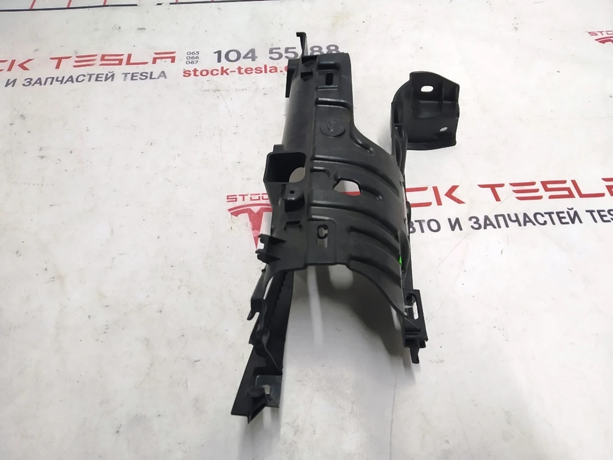 4 Кронштейн облицовки верхний стойки C задней левой двери Tesla Model X 1055050