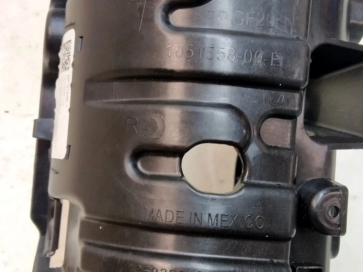 4 Кронштейн облицовки верхней стойки C задней правой двери в сборе Tesla Model X 1055012