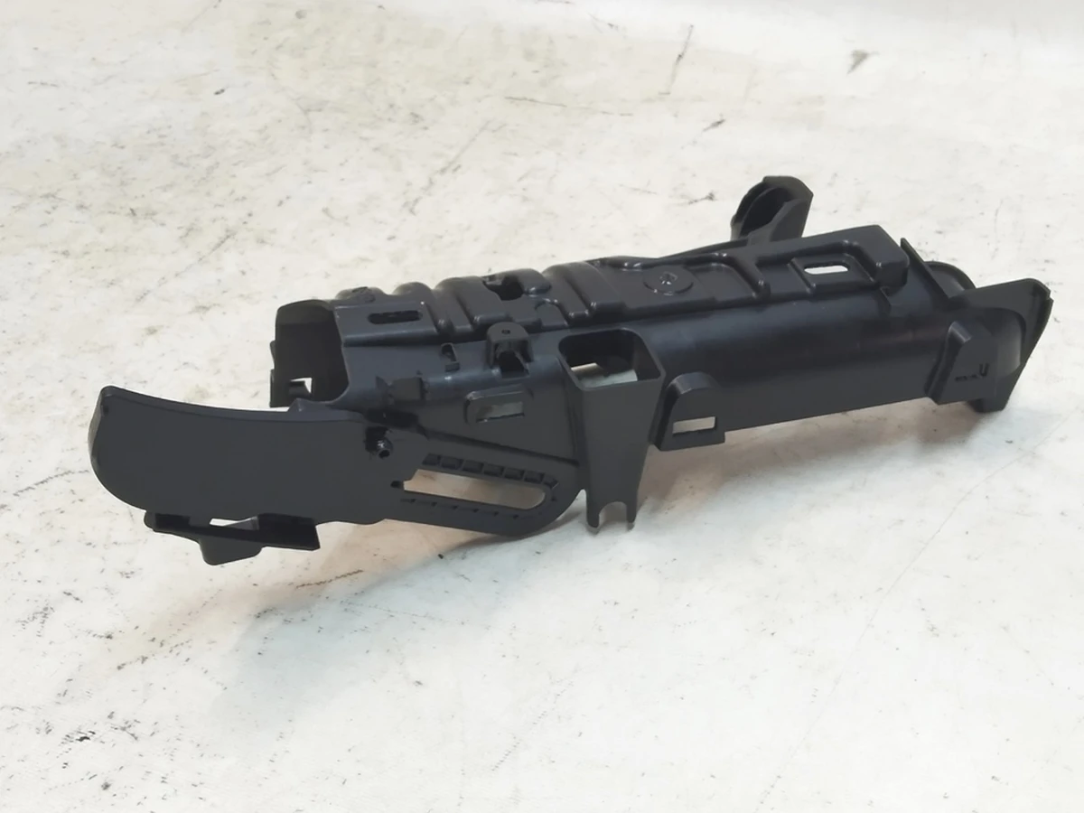 4 Кронштейн облицовки верхней стойки C задней правой двери в сборе Tesla Model X 1055012