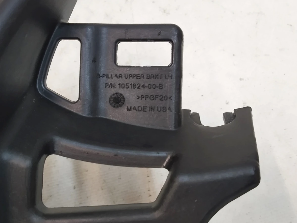 6 Кронштейн облицовки стойки B верхний левый Tesla Model X 1056079-00-E