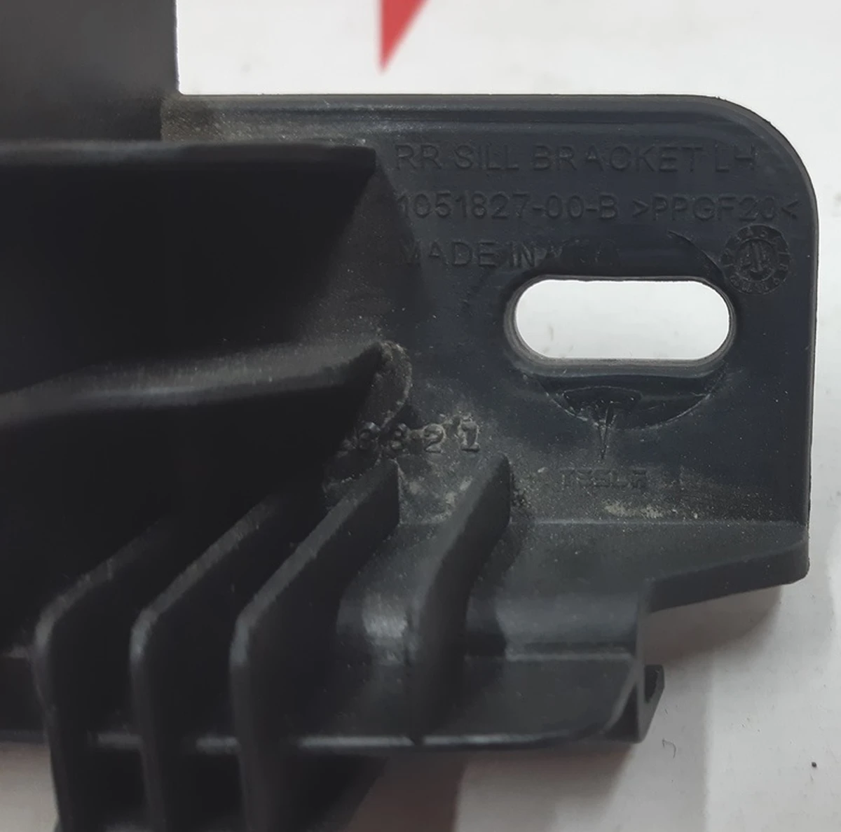 10 Кронштейн порога задніх лівих дверей нижній з пошкодженням Tesla Model X 1056095-00-B