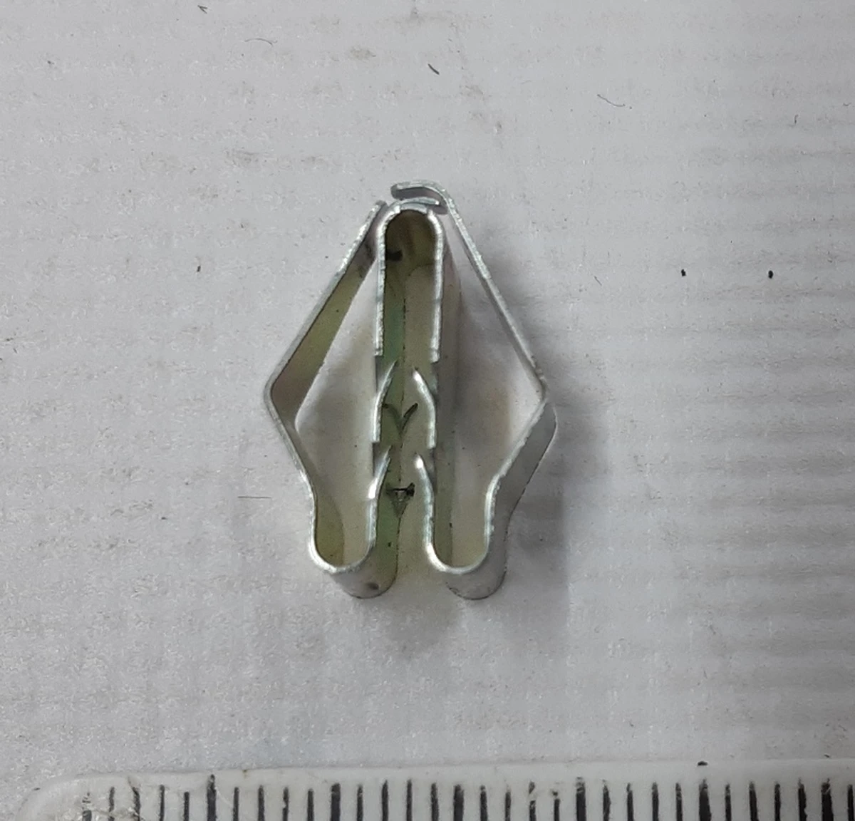 Клипса MOUNTING CLIP 1.5-2.5x2-5 Tesla model X 1052044-00-A