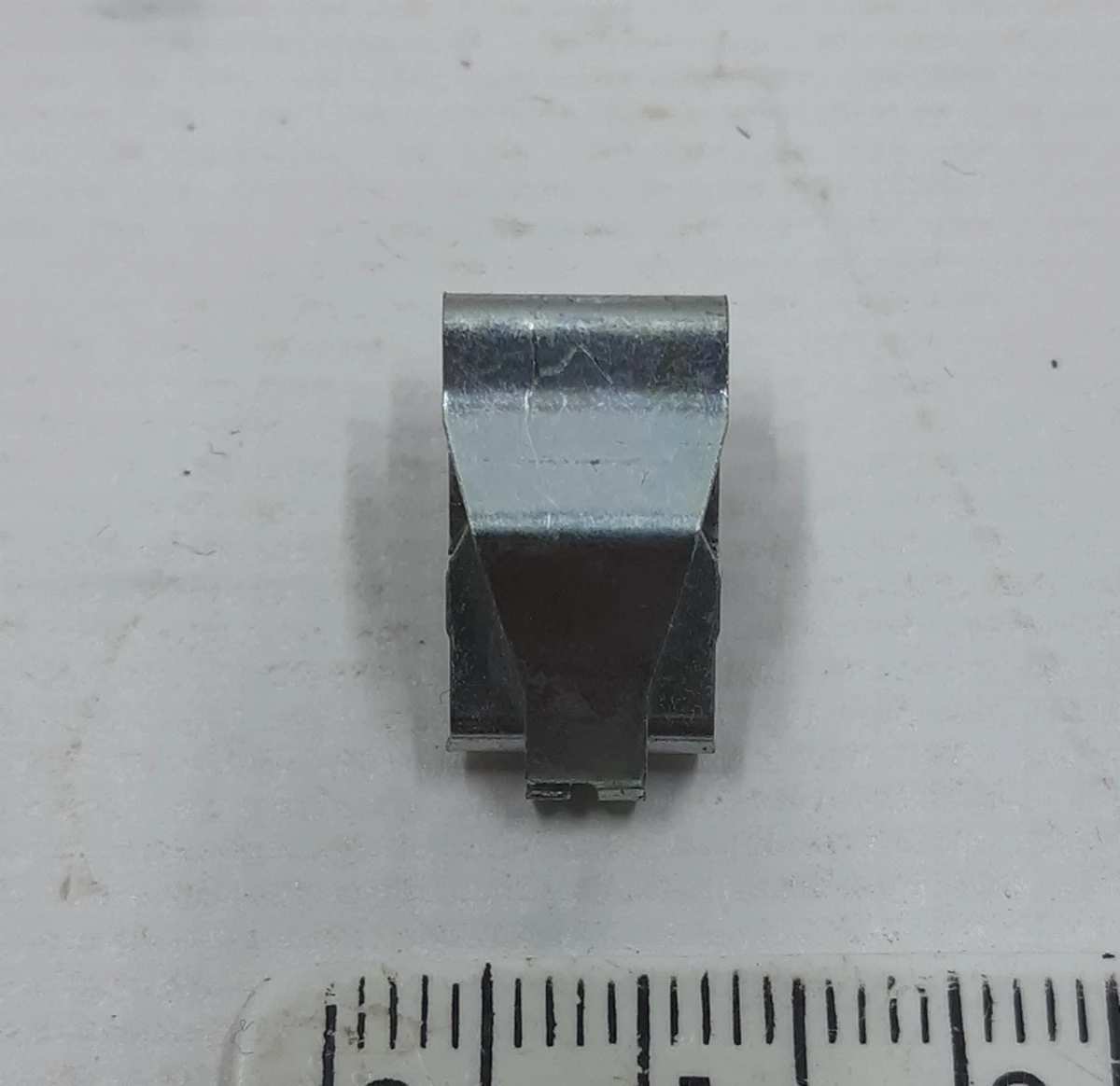 Клипса MOUNTING CLIP 1.5-2.5x2-5 Tesla model X 1052044-00-A