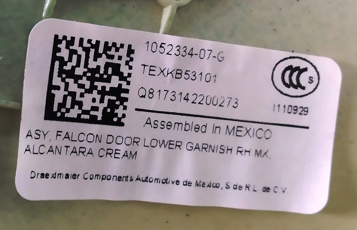 7 FALCON DOOR LOWER GARNISH RH NEW ALC CRM Tesla model X 1052334-07-G