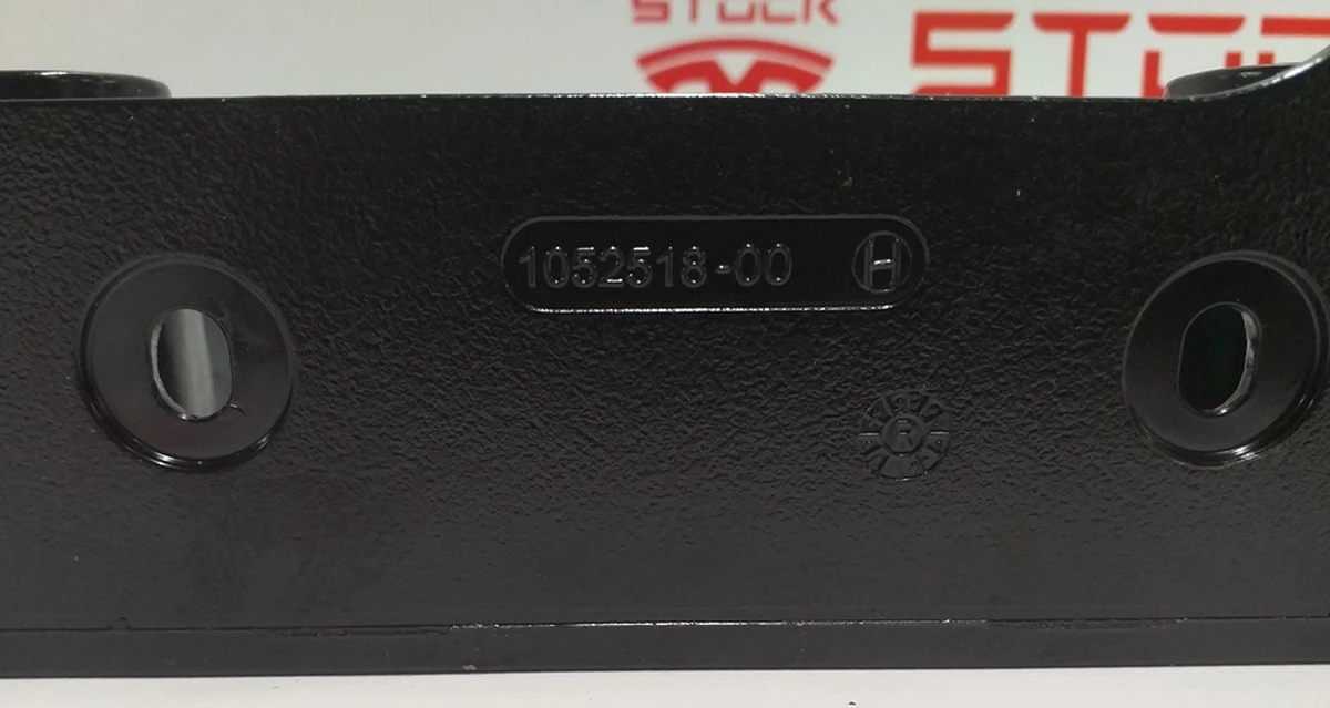 17 Кронштейн кріплення стійки В правий Tesla model X 1052518-00-H