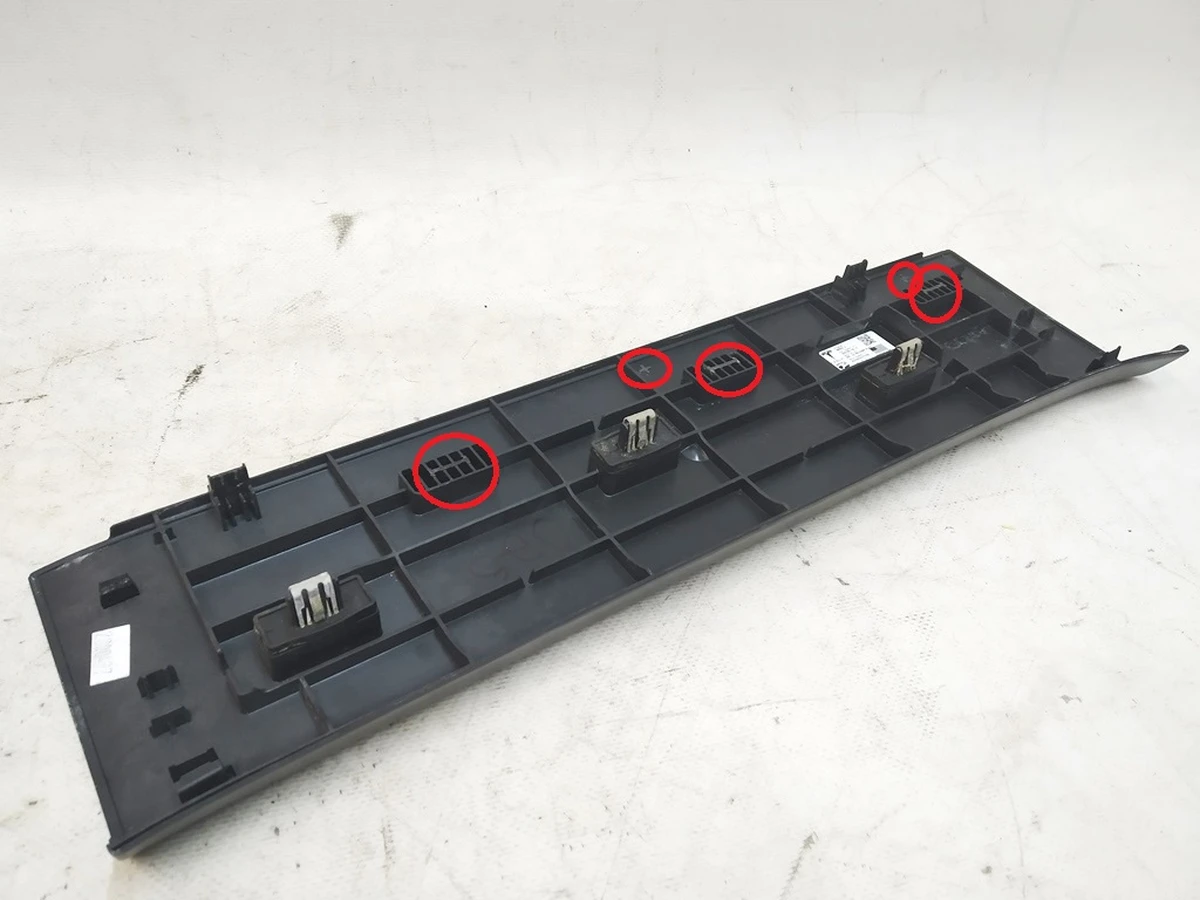17 Накладка порога левая задней двери (металл) с повреждением Tesla model X 1053189-00-F
